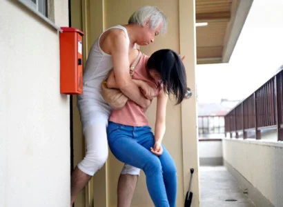 Người vợ trẻ bị bố chồng già cưỡng bức